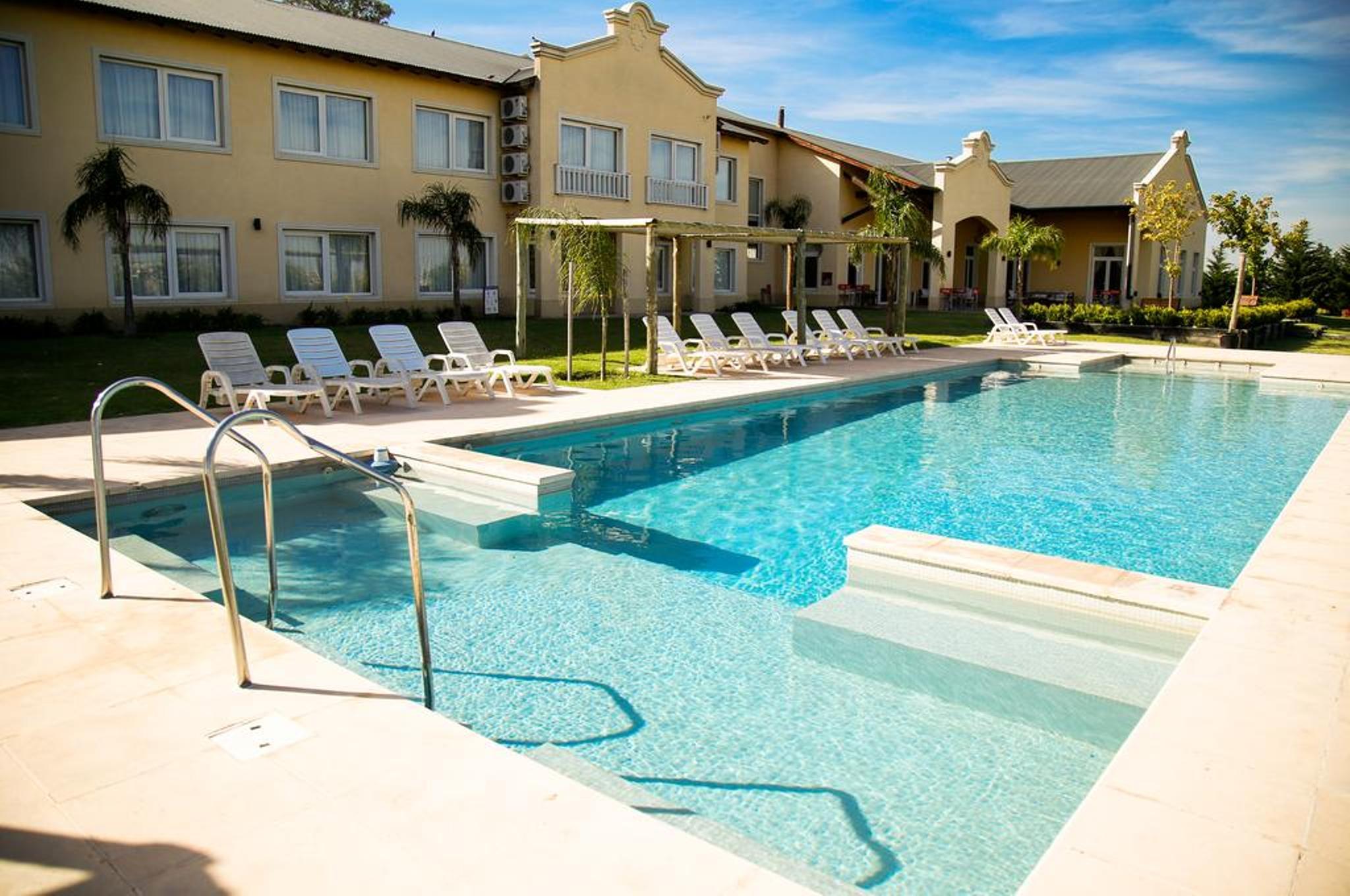 Hotel Howard Johnson Trenque Lauquen Exterior foto